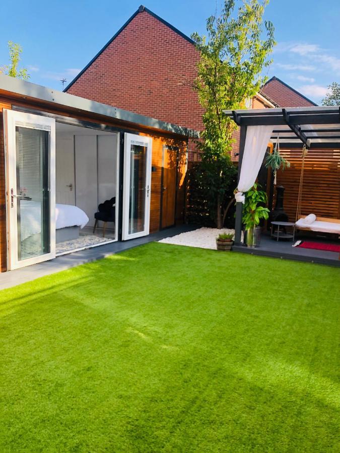 Meezee Pearl Double Bed Lodge With Free Parking Salford  Extérieur photo